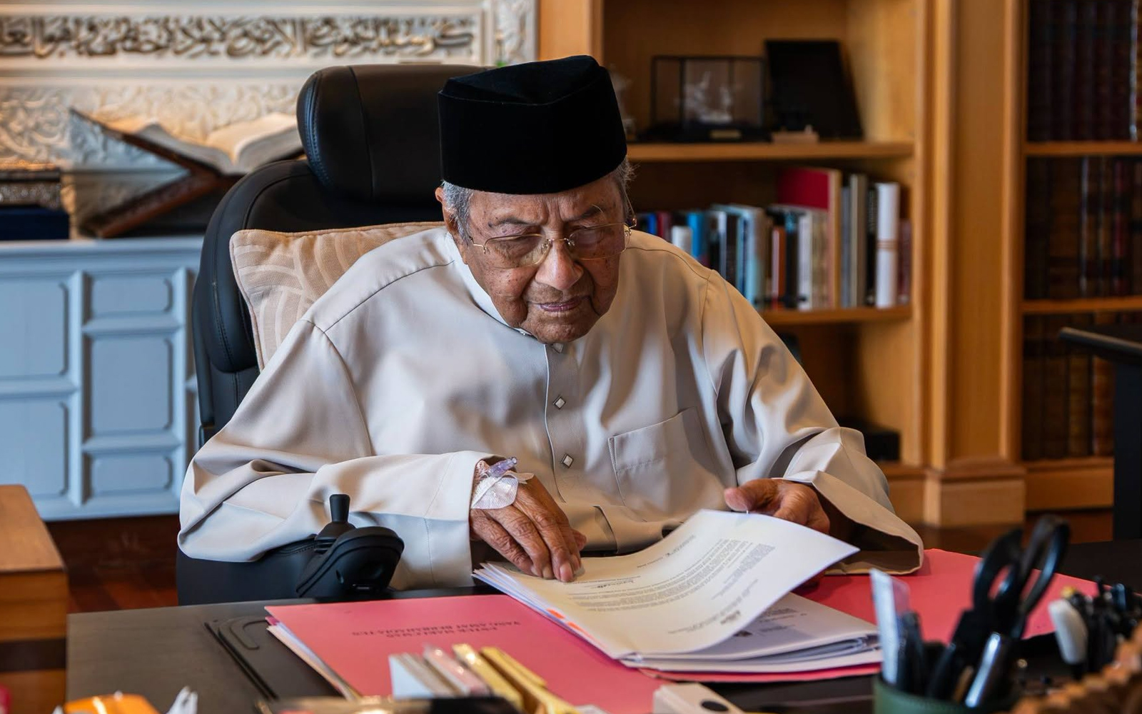 Dr Mahathir expresses gratitude for years with late wife Hasmah