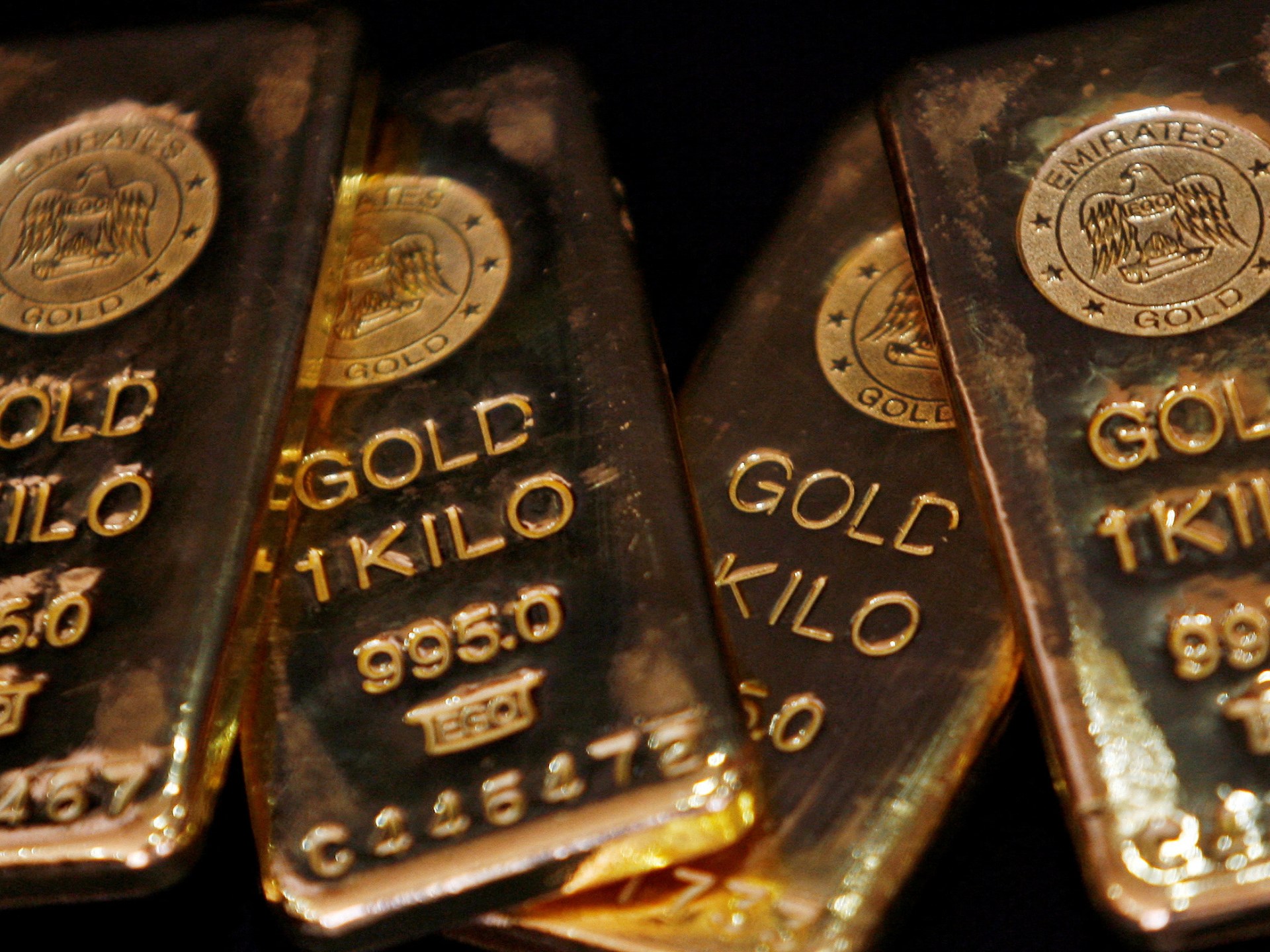 Gold Retreats to Seven-Week Low as Dollar Strengthens, Oil Surges
