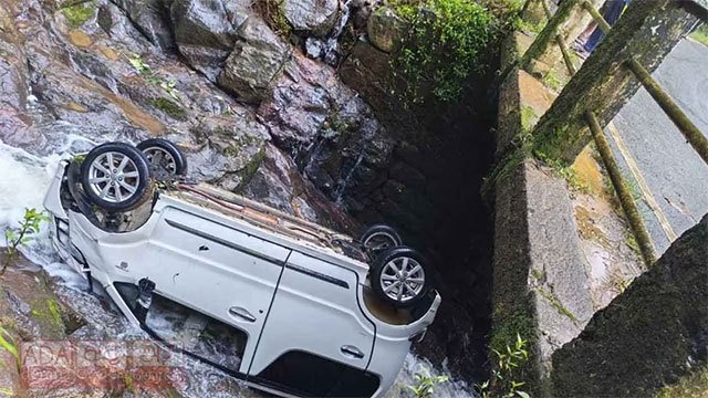 Vehicle carrying Adam's Peak pilgrims crashes into Mohini Falls canal