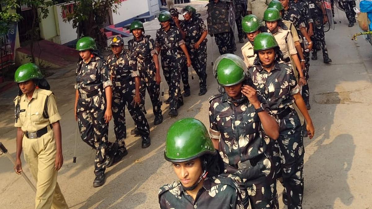 गुंटूर में नगर निकाय चुनाव से पहले पुलिस का झंडा मार्च