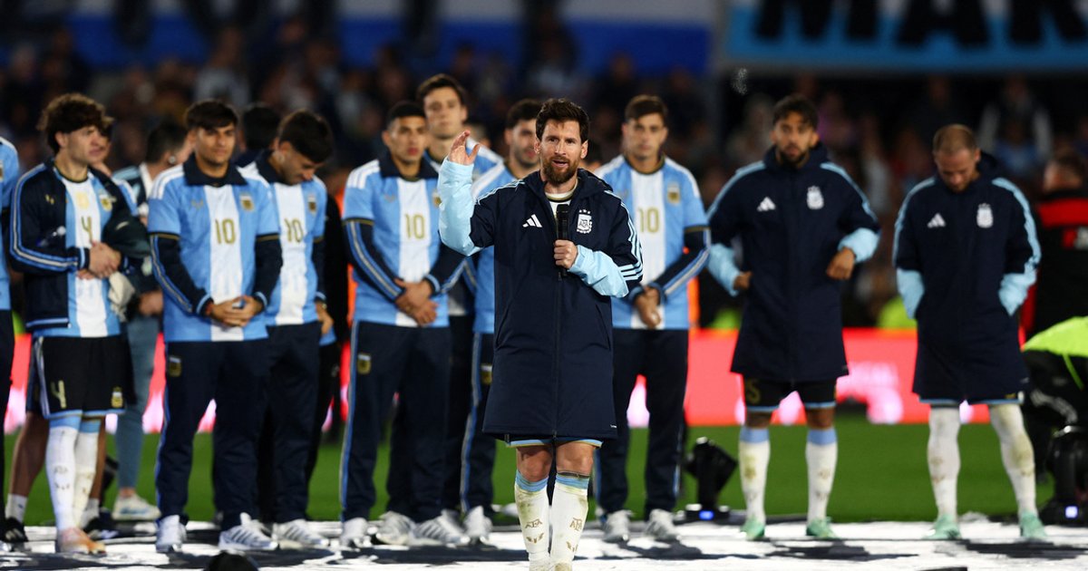 Ronaldo pays tribute to retiring Messi, setting aside soccer rivalry