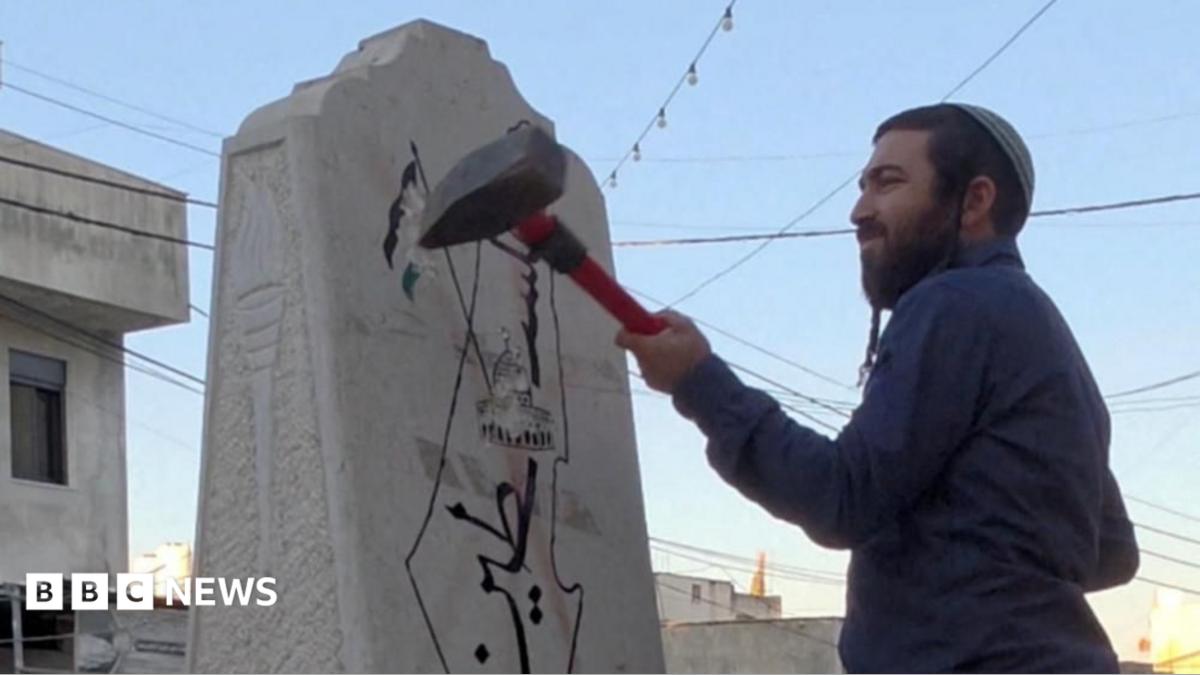 Israeli far-right politician destroys Palestinian memorial site