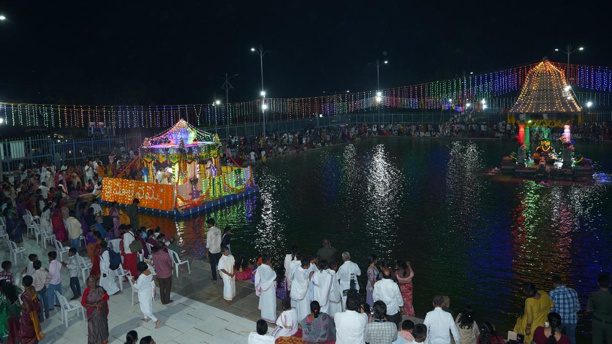 श्रीशैलम में दशहरा पर्व का समापन, तेप्पोत्सवम से भक्तों को मिला आशीर्वाद