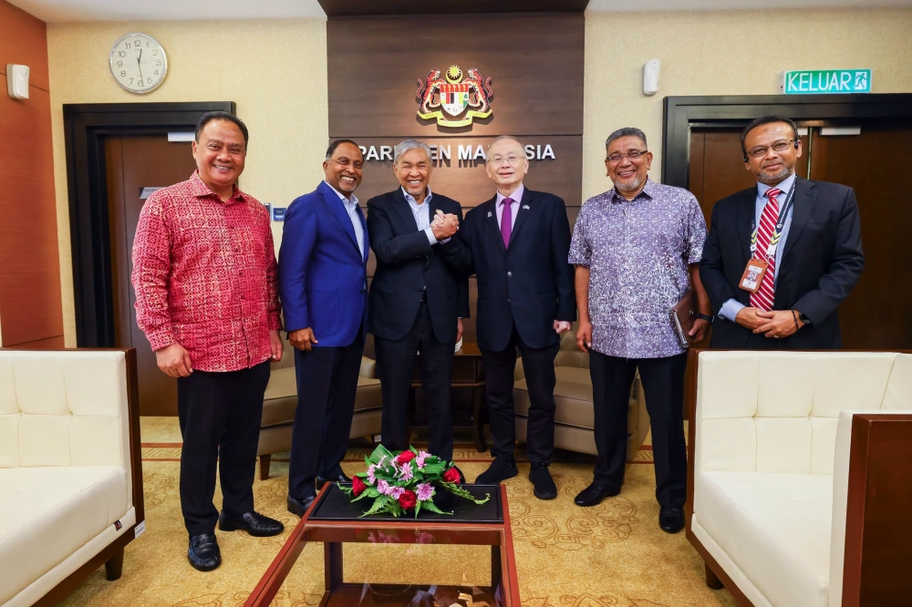 Zahid Isyaratkan Perpaduan BN Selepas Pertemuan dengan Wee Ka Siong