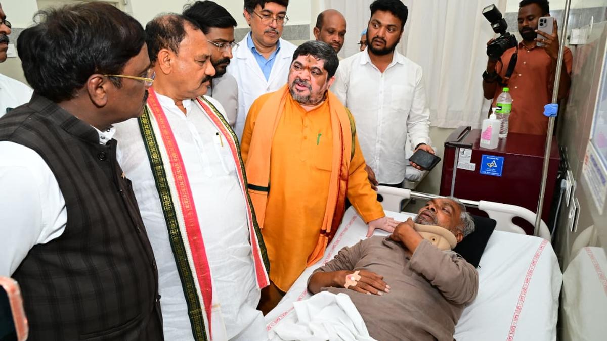 Congress march near KCR's farmhouse triggers clashes in Telangana