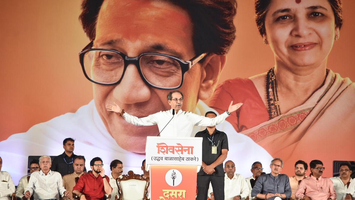 Thackeray calls for political change at Mumbai's Dussehra rally