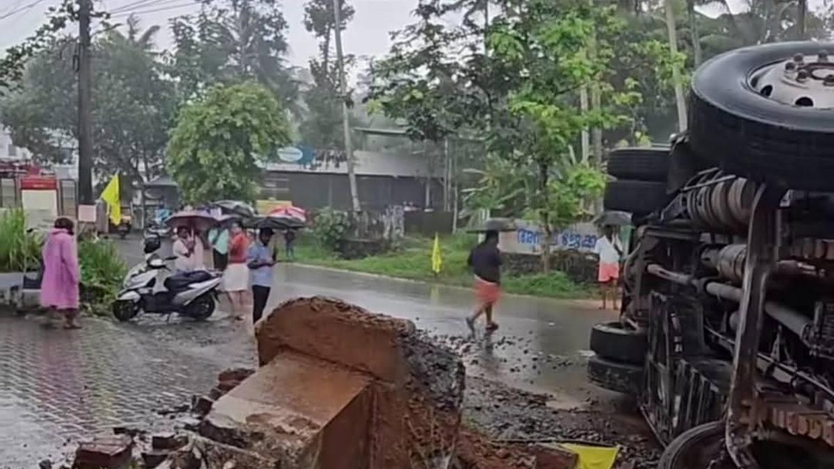 केरल के कूट्टट्टुकुलम में विवाह समारोह से जा रही बस ईंधन पंप से टकराई, 20 घायल