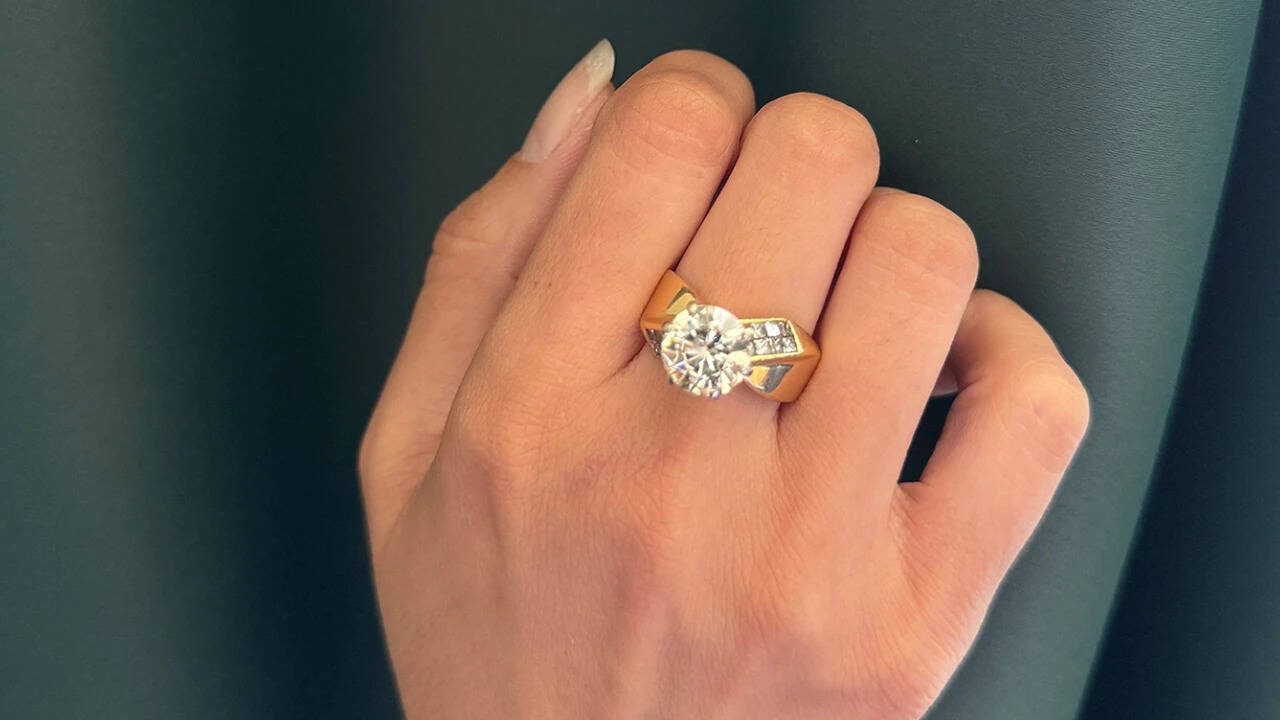 Woman's £5 Car Boot Find Valued at £15,000 Diamond Ring