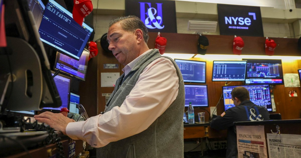 US stocks tumble as AI concerns and crude prices weigh on markets