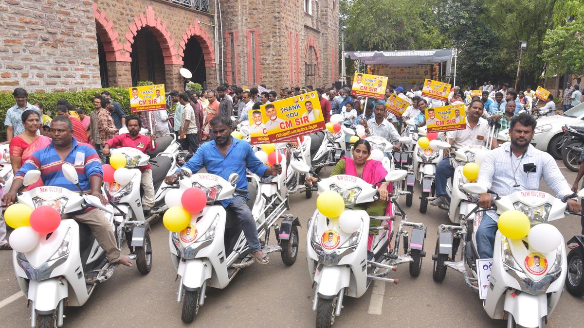 विकलांग व्यक्तियों को तीन पहिया वाहन वितरित किए गए