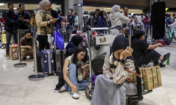 Indonesia volcano eruption grounds flights at six airports