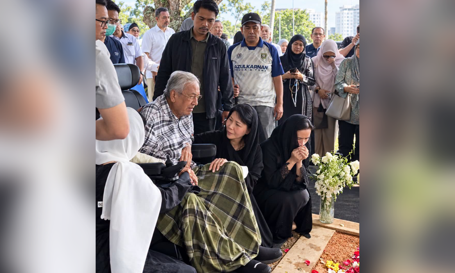 Tun Mahathir keluar dari IJN untuk ziarah pusara Datin Hasmah