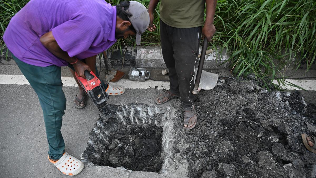 Kochi Road Subsidence: Engineers Urge Stronger Subsoil Around Metro Pillars