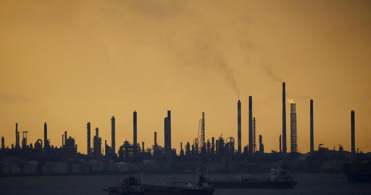 Singapore oil product stocks slip to three-week lows