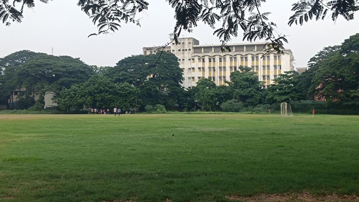 विश्वविद्यालय के मैदान पर स्मारक निर्माण योजना को लेकर विवाद