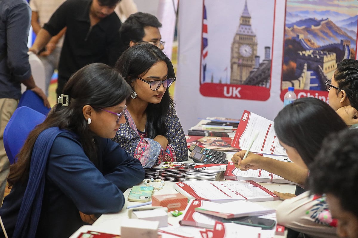 Bangladeshi Students Pursue Degree Opportunities Across Global Universities