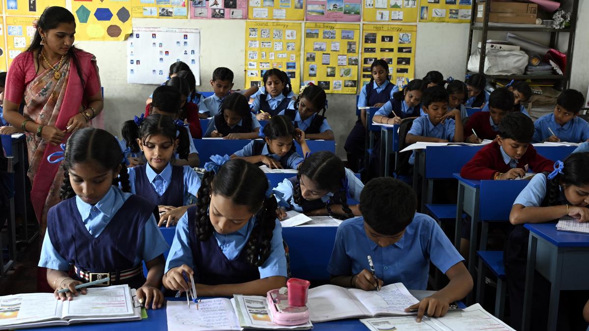 तीन भाषा योजना: अंग्रेजी को 'मातृभाषा' मानने पर केंद्र ने सुप्रीम कोर्ट में उठाया मुद्दा