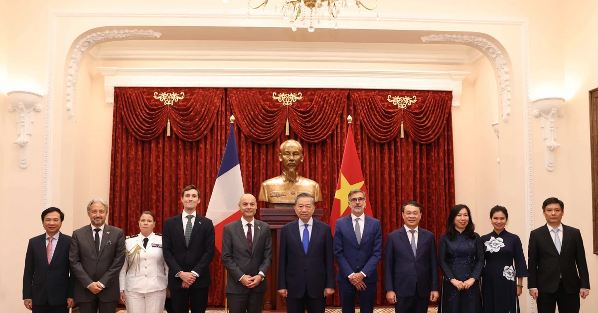 Vietnam's top leader meets newly accredited ambassadors in diplomatic ceremony