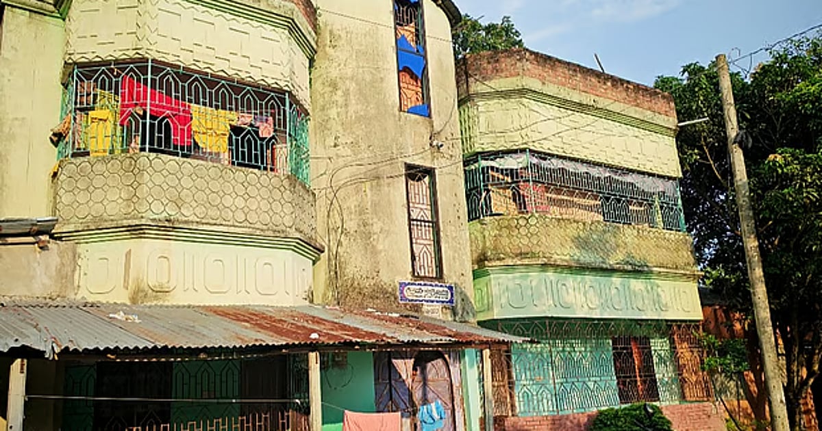 বিএনপি থেকে বহিষ্কৃত নেতা আওয়ামী লীগ নেতার বাড়ি থেকে জিনিসপত্র সরিয়ে নিলেন
