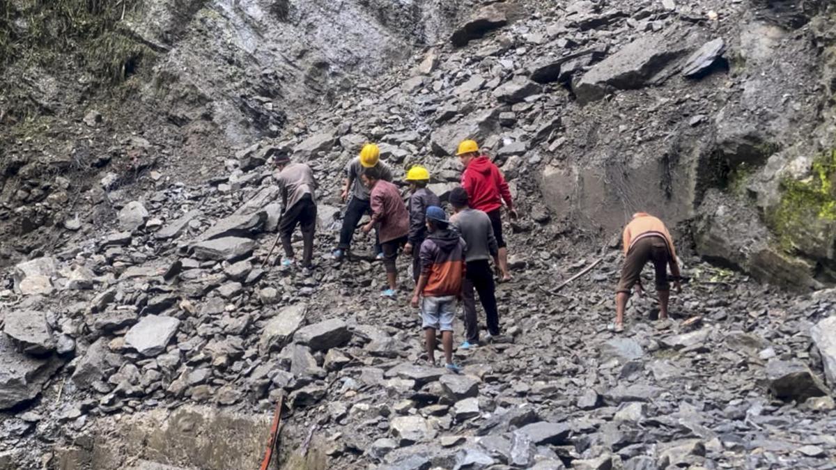 केदारनाथ यात्रा पर लगा ब्रेक, चेरबासा में गिरी चट्टान से एक की मौत