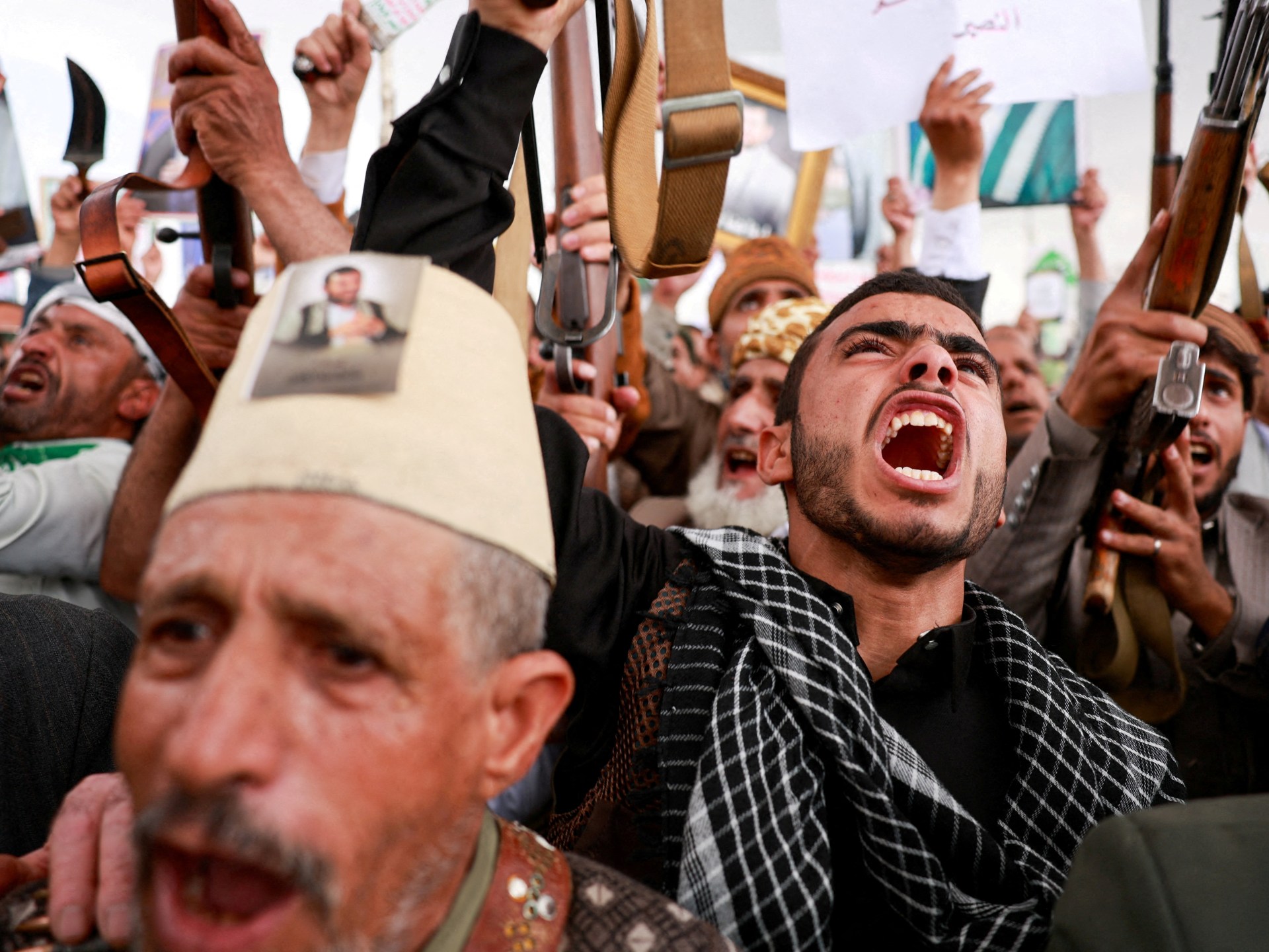 Yemen conflict escalates as government and Houthis intensify military operations
