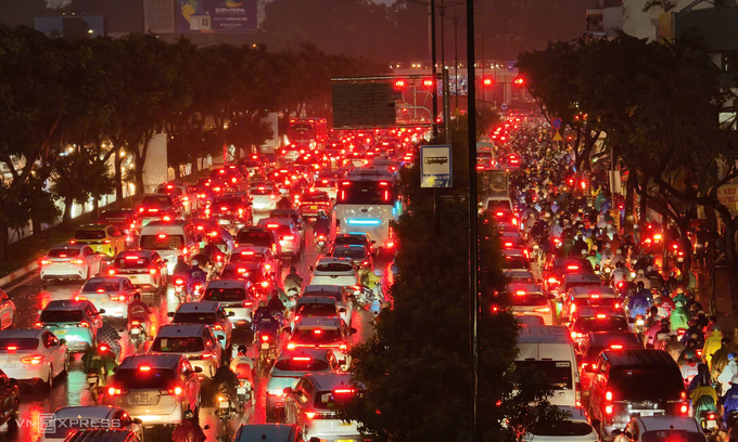 Severe thunderstorm paralyzes traffic near Ho Chi Minh City's main airport