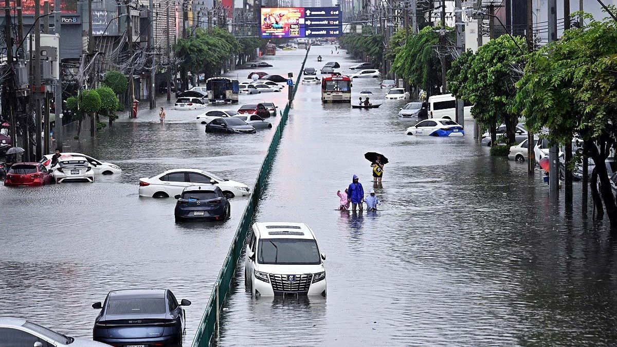 Thailand declares emergency as Bangkok battles severe flooding crisis