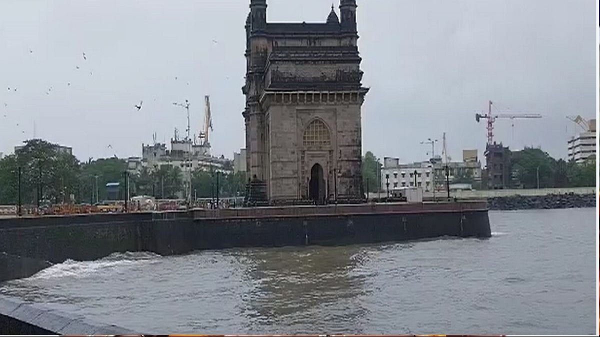 मुंबई: गेटवे ऑफ इंडिया के पास फेरी का इंजन खराब, 38 लोग फंसे