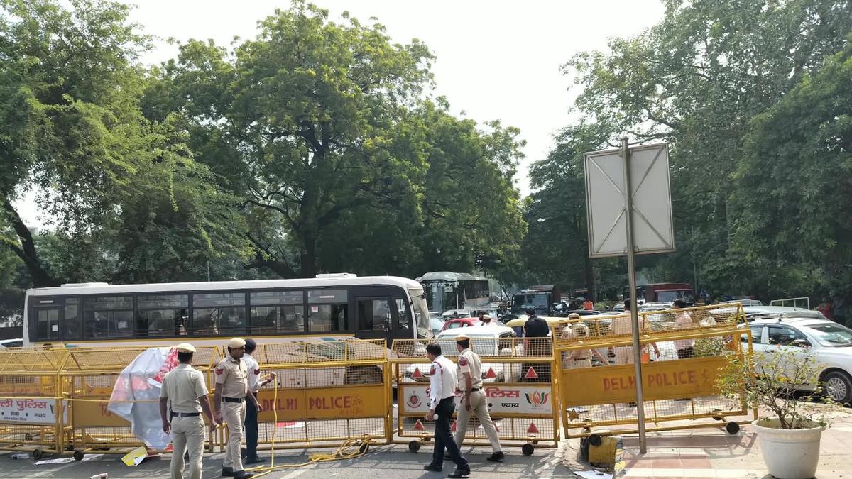 आकाशवाणी भवन के पास सीईसी विरोध प्रदर्शन में पुलिस पर पत्थरबाजी, दो घायल