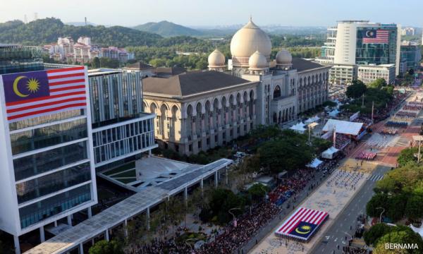 Ribuan rakyat isi Putrajaya untuk perasmian Hari Merdeka