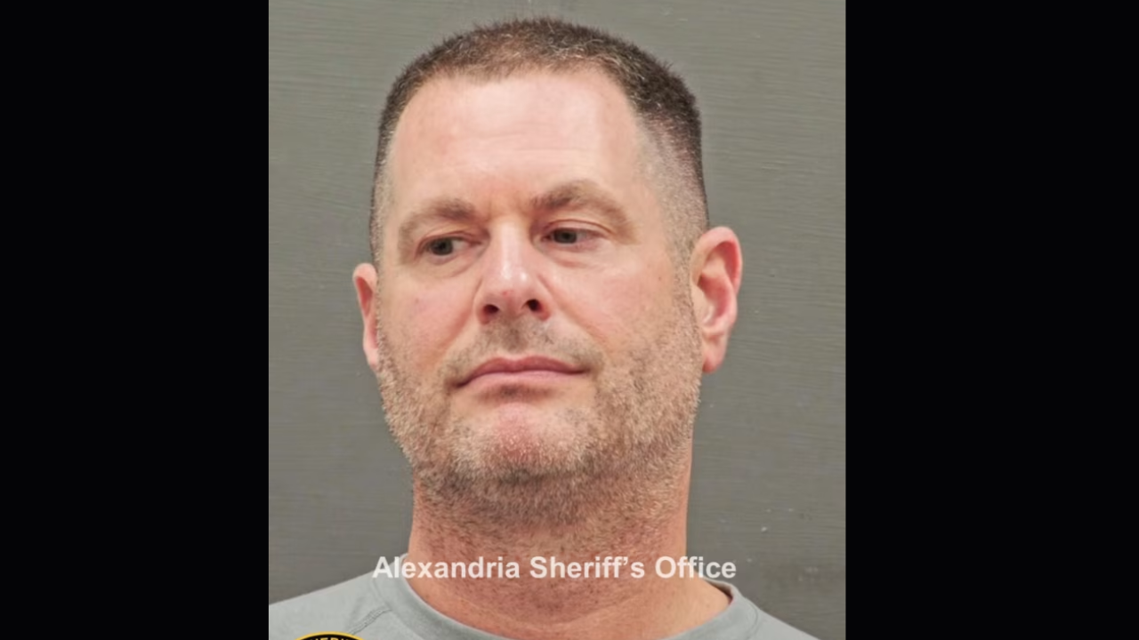Former CIA official agrees plea deal in $40 million gold bars case
