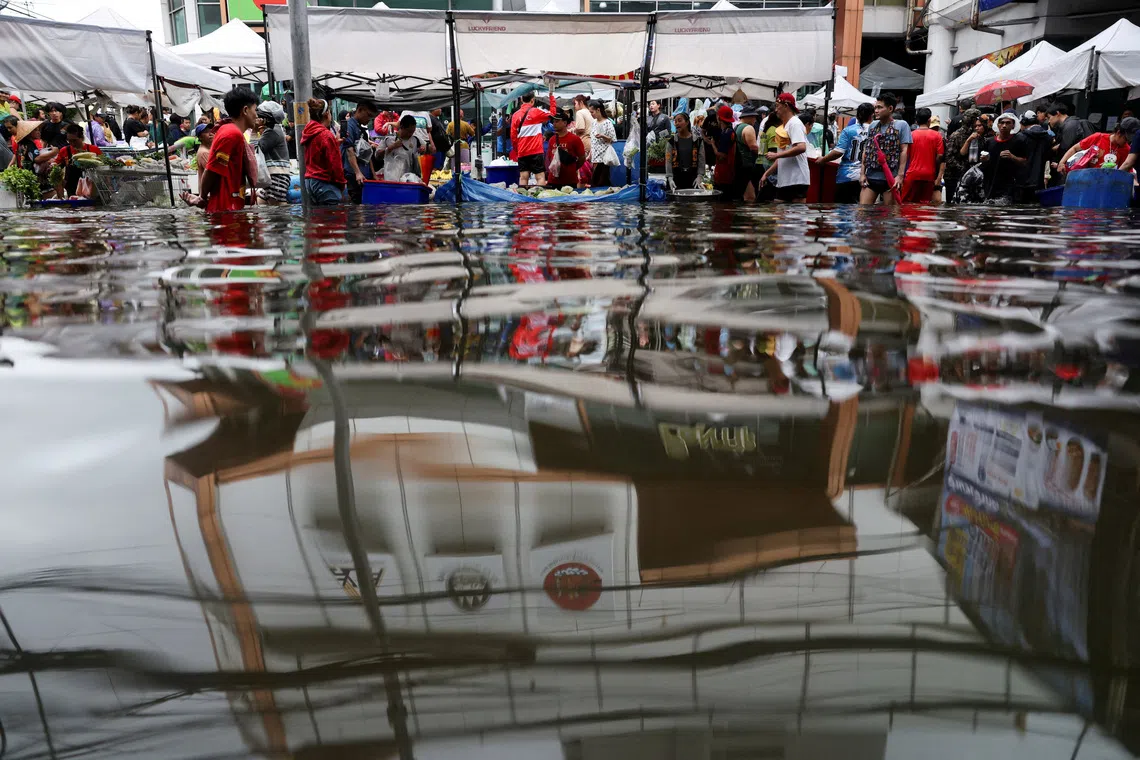 Thai floods displace thousands as damage bill hits $320 million