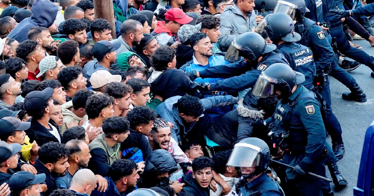 Polis usir pendatang dari pantai Ceuta yang dikuasai Sepanyol