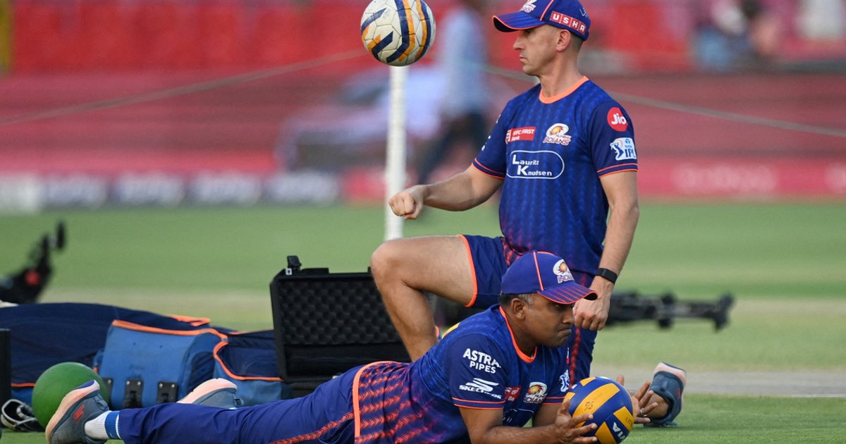 Jayawardene steps down as Mumbai Indians head coach
