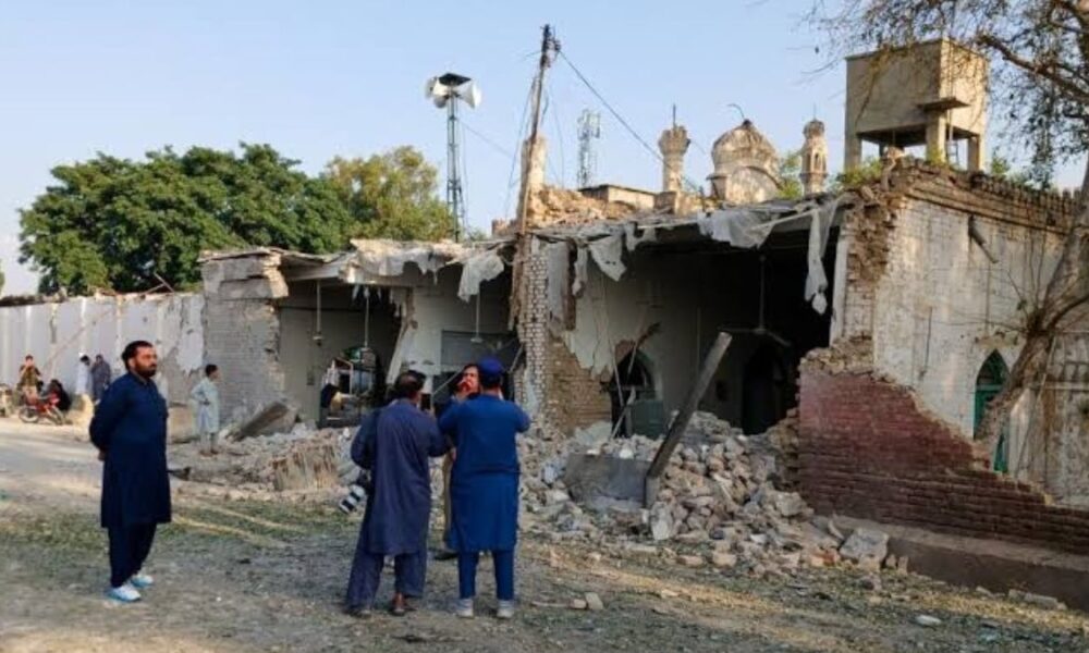 Suicide bombing at Pakistani police compound kills 16