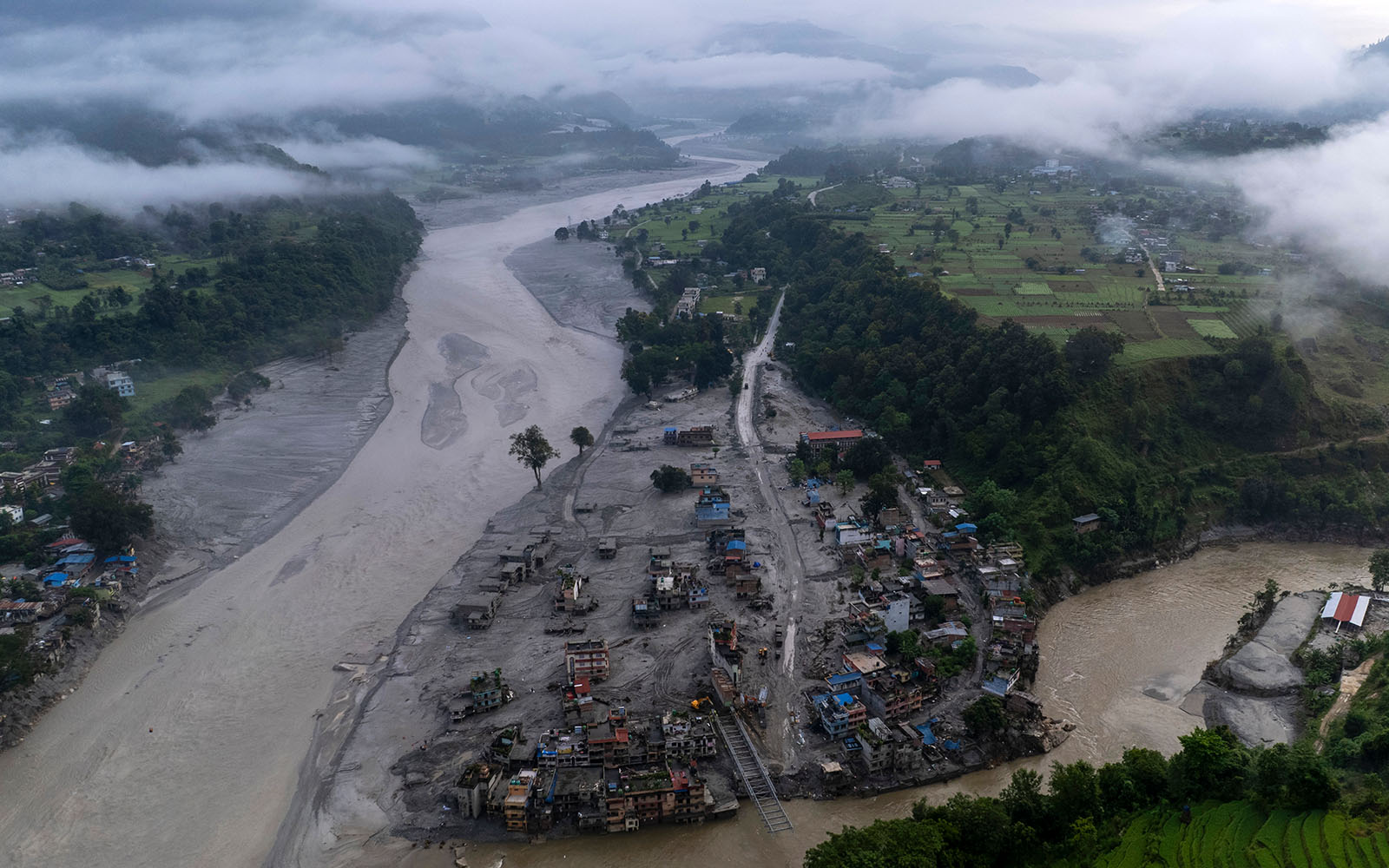 Keluarga mangsa banjir Nepal-China diberi penangguhan pembayaran balik