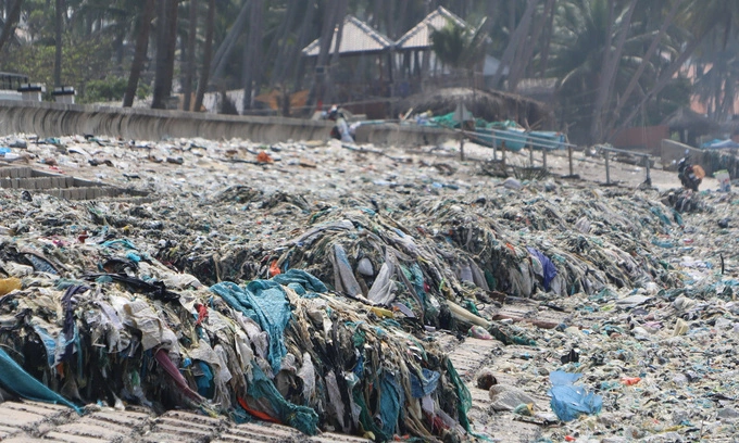 Mui Ne beach choked by waste buildup for two months