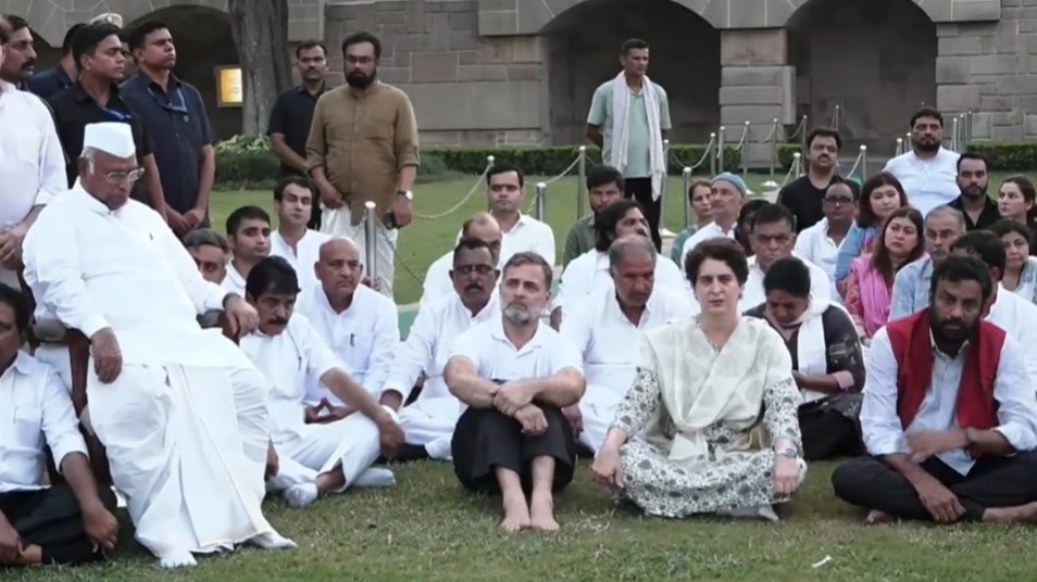 विपक्षी नेताओं का राजघाट पर तीसरे दिन प्रदर्शन, अगले दिन बड़ी कार्रवाई की तैयारी
