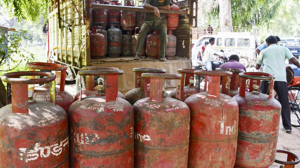Delhi High Court seeks Centre's reply on Aadhaar requirement for LPG subsidy
