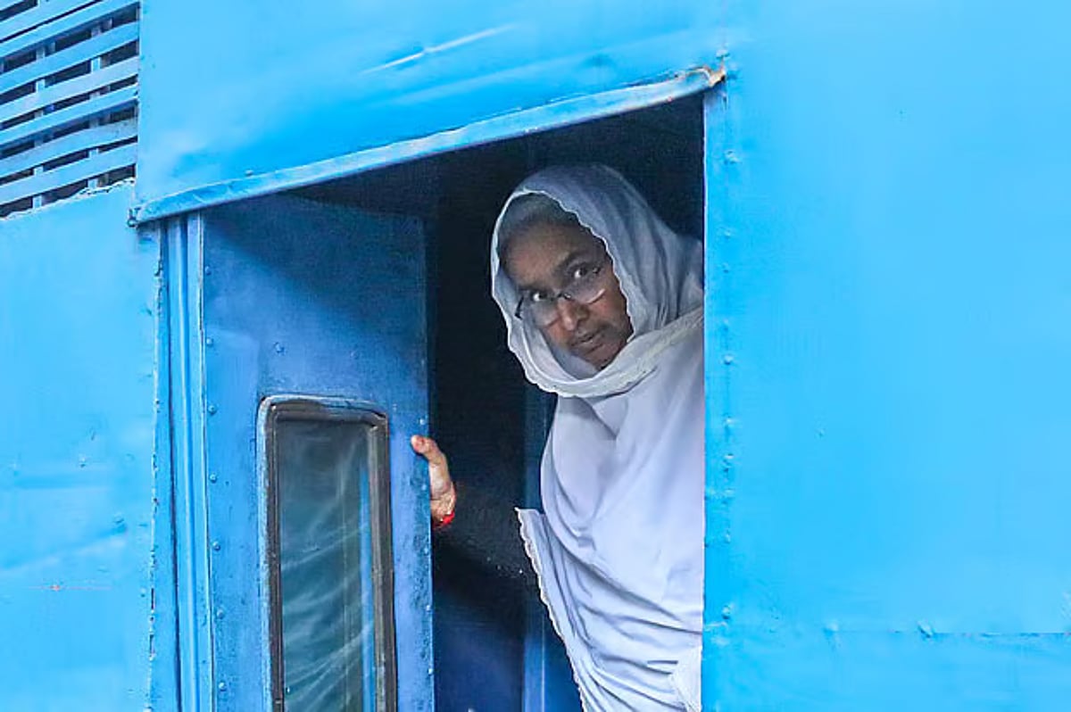স্বামীর অন্ত্যেষ্টিক্রিয়ায় অংশ নিতে দিপু মনিকে ১২ ঘণ্টার ছাড়