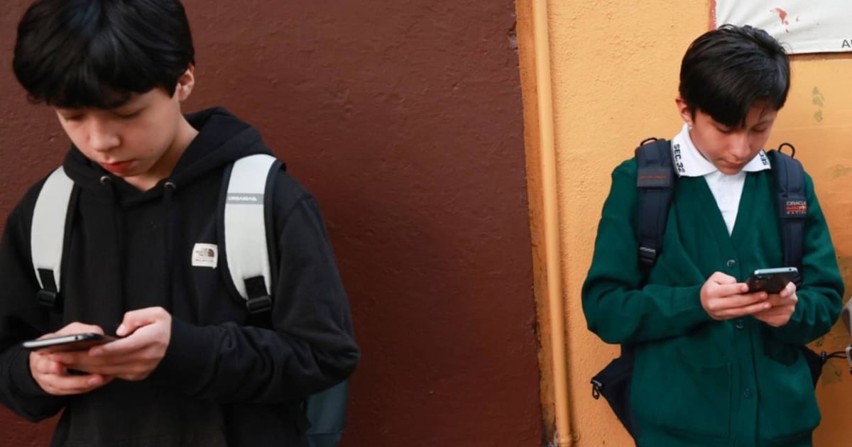 Mexico enforces phone ban in classrooms amid screen time concerns