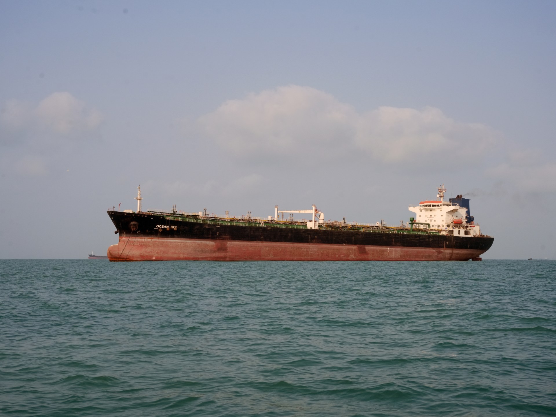 Oil exports surge through Strait of Hormuz despite rising maritime attacks