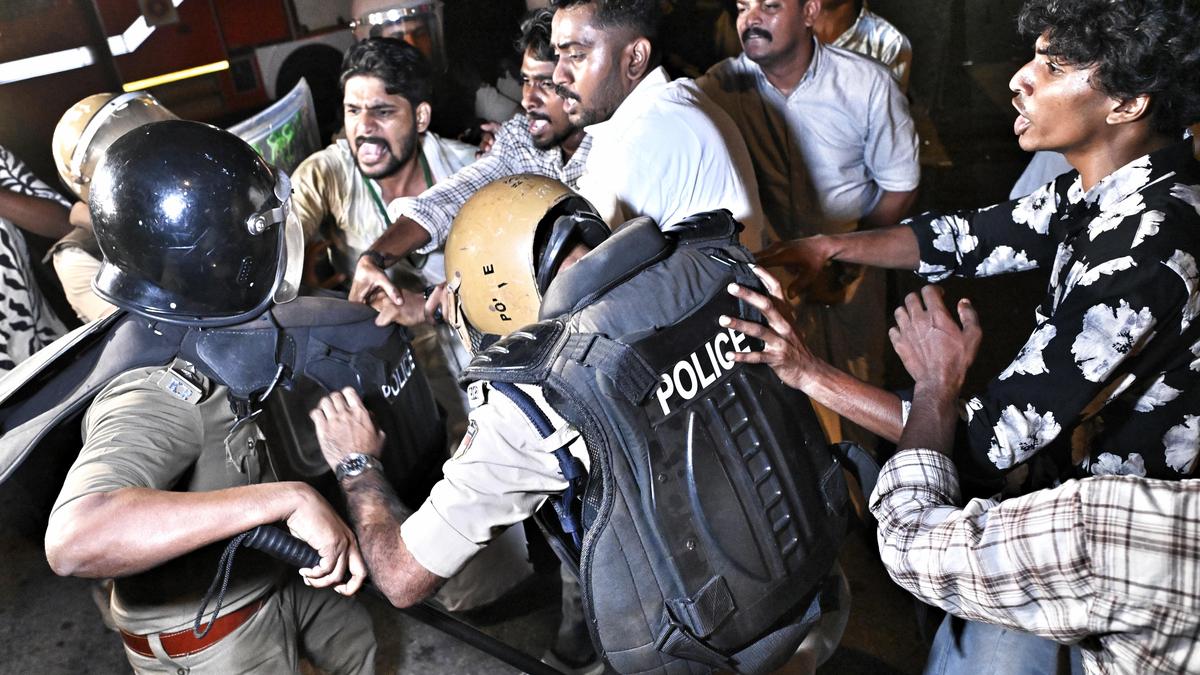 Kerala capital sees clashes as Youth Congress, SFI activists clash over CEC demand