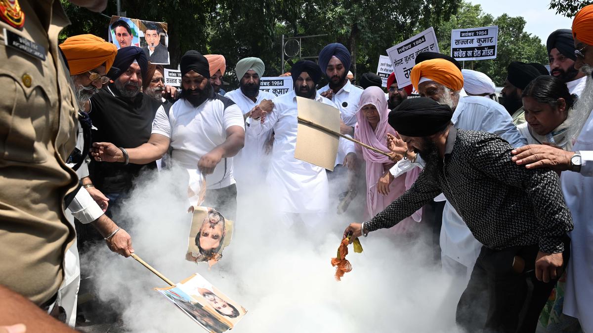 राहुल गांधी के आवास के बाहर सिख समुदाय का विरोध प्रदर्शन
