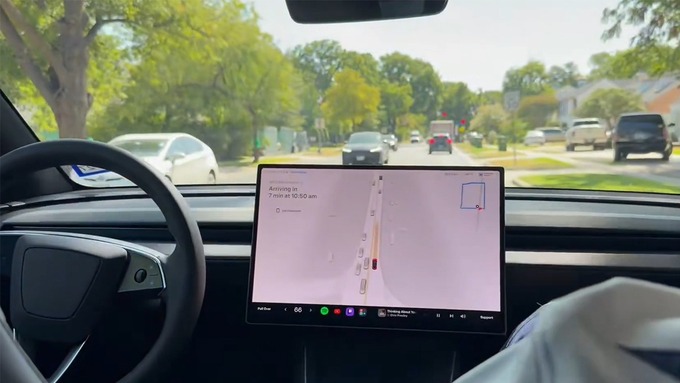 Xe taxi tự động Tesla bỏ khách giữa đường khi hết ca làm