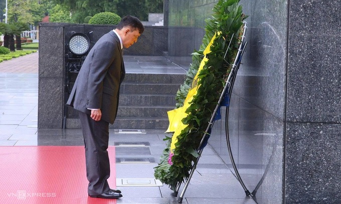 Thai King Pays Respects to Ho Chi Minh During Vietnam State Visit