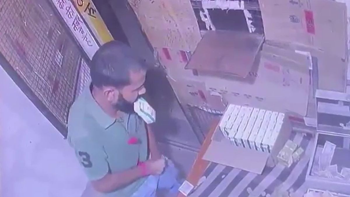 औरैया में शराब ठेके से साहसिक चोरी, CCTV में कैद हुआ पल
