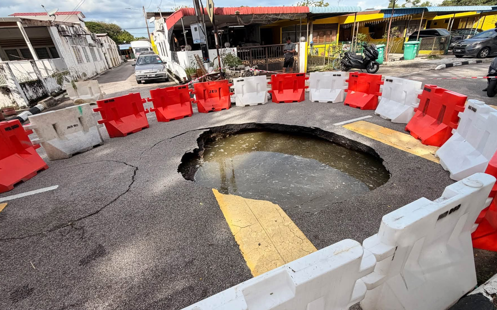 Lubang besar muncul di jalan Pulau Pinang, lalulintas ditutup sementara