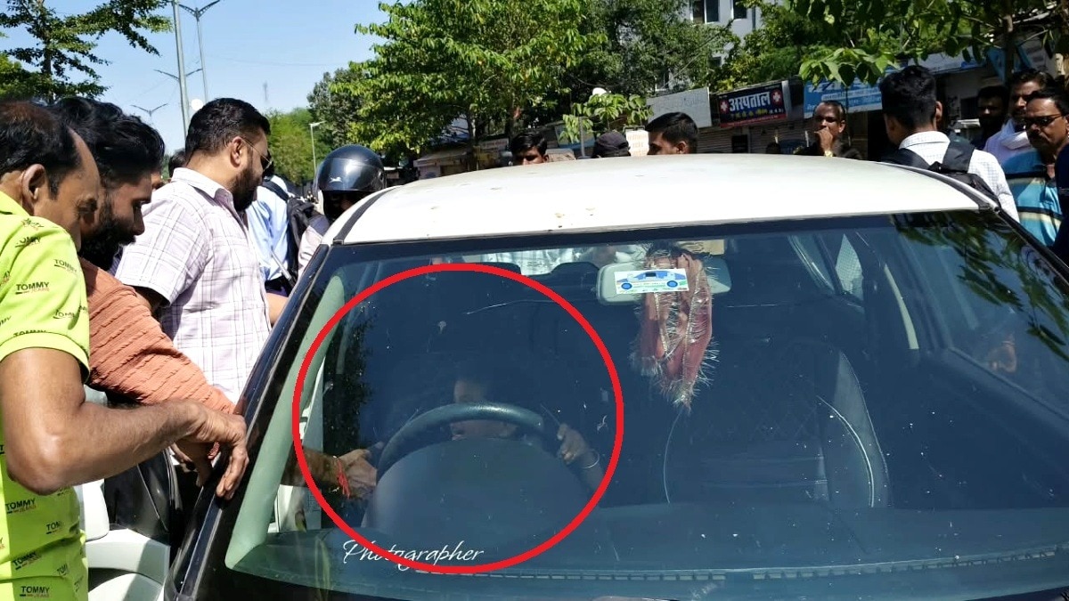 कार में फंसा बच्चा, चाबी अंदर रहने से मची भारी अफरा-तफरी