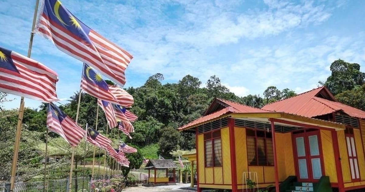Jelebu couple's quarter-century tradition celebrates independence at home